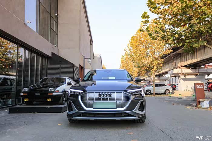 打卡藤原豆腐店奥迪etron与ae86同框出镜