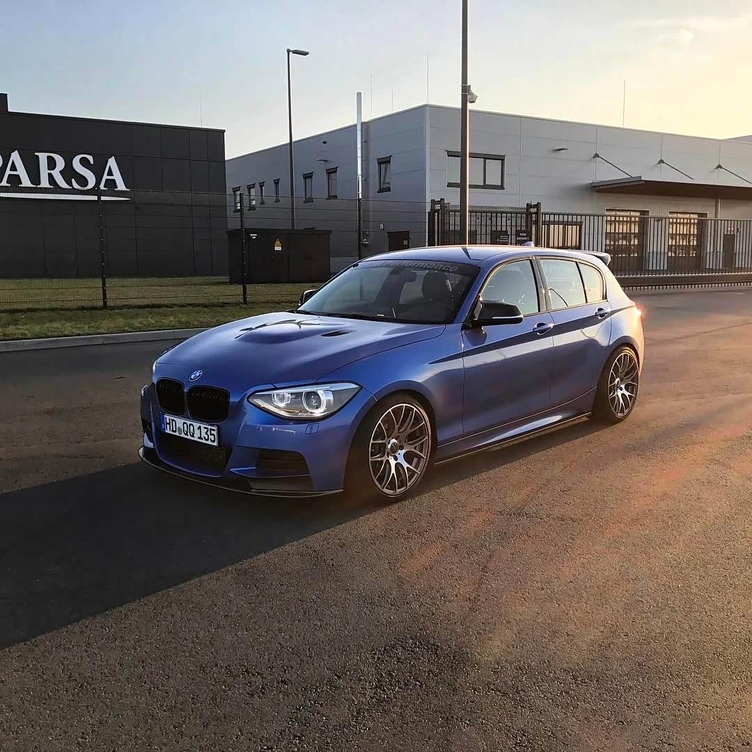 这是一台m1,改装后车身姿态更加低稳,m外观套件更是运动.