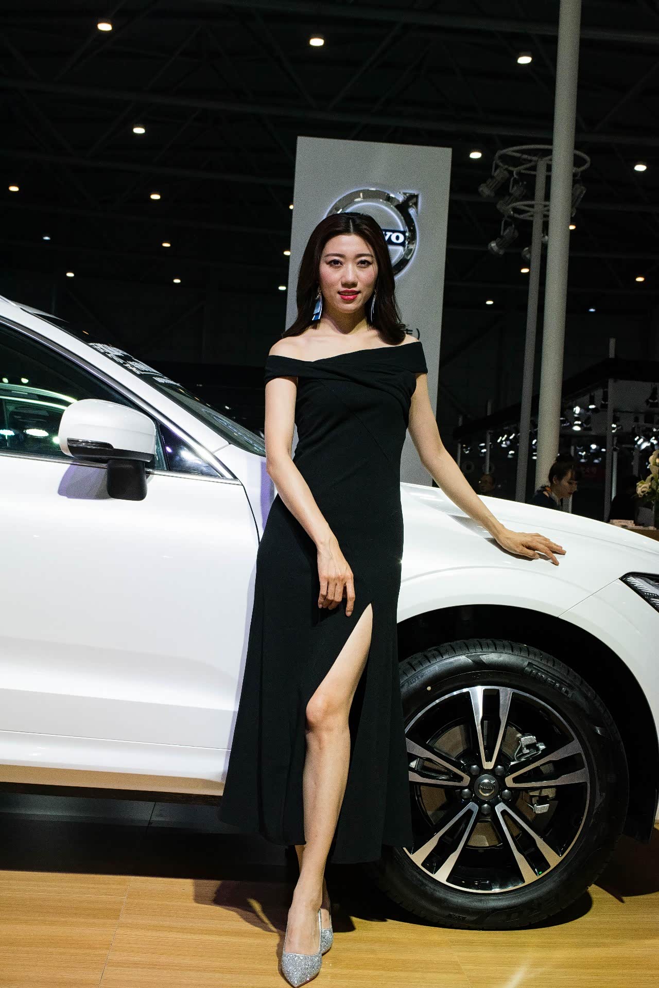 对这种大长腿美女车模毫无抵抗力各位男士快上车吧