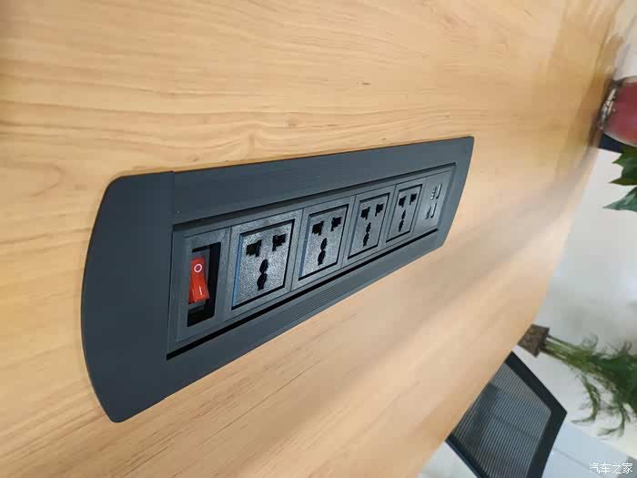 读书的桌子上,还有很多插座,电脑,手机都可以充电