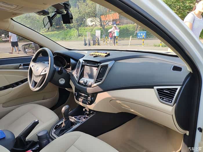 阳光的逸动副驾驶室内饰一览图