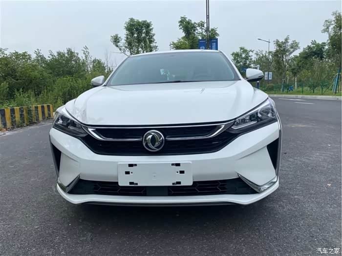 白色的奕炫格外的漂亮炫酷的外观确实很喜欢