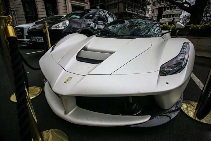 白色法拉利laferrari就是这么帅