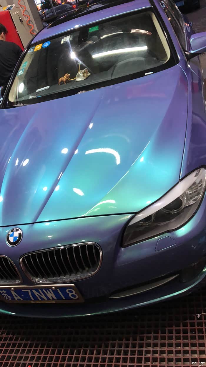 昆山汽车改色贴膜宝马5孔雀蓝