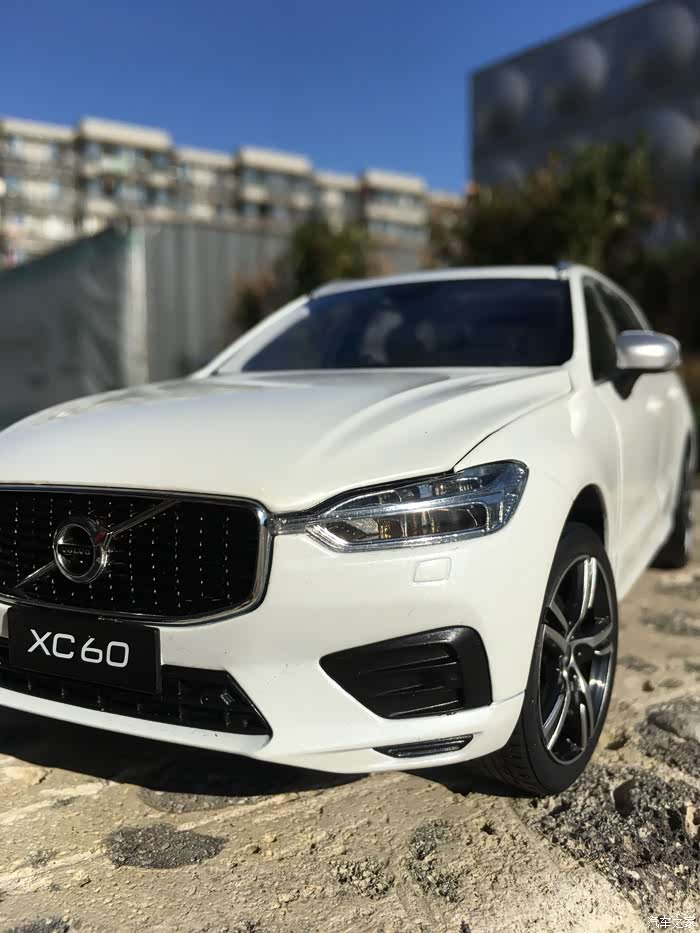 欣赏迷你版的沃尔沃xc60蓝白双色