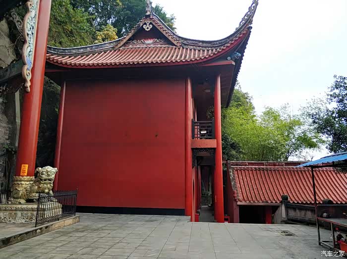 四川长安suv联盟富顺西湖边上的千佛寺