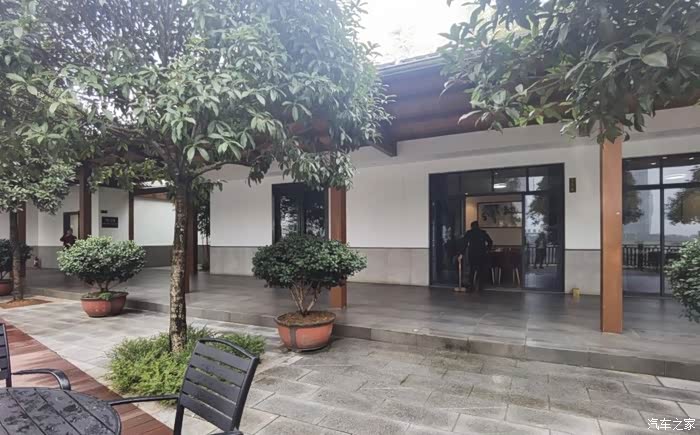 寻求闹市中的宁静开着欧蓝德品尝美味湘菜三合园