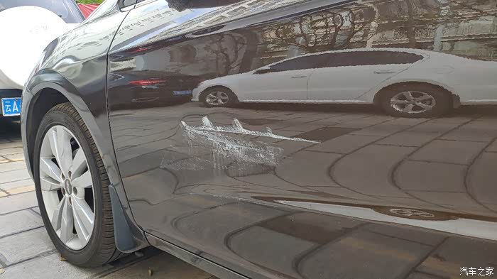 车门被剐蹭了