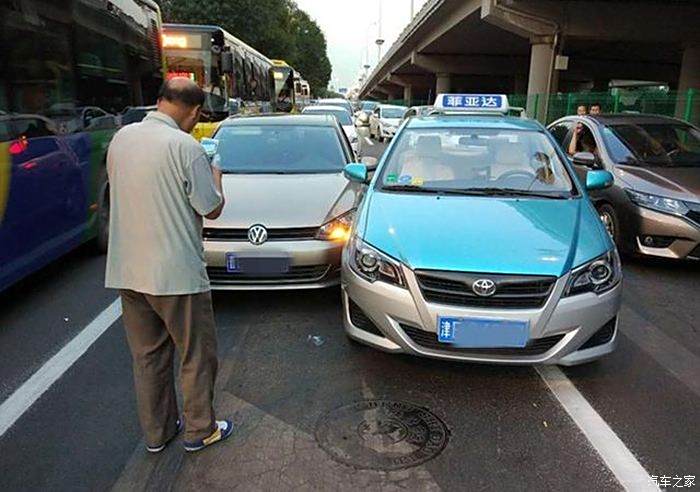 前車併線行駛,老司機教你右側超車,一點都不違規!