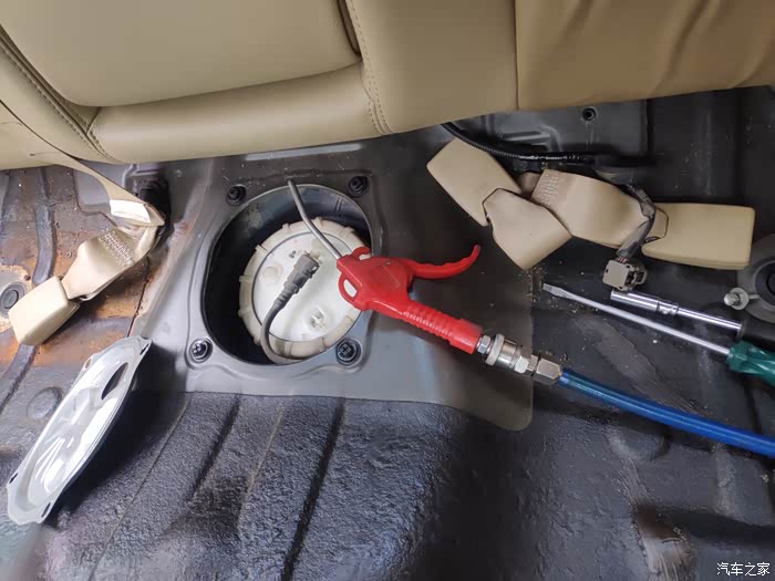 本田雅阁更换汽油滤芯