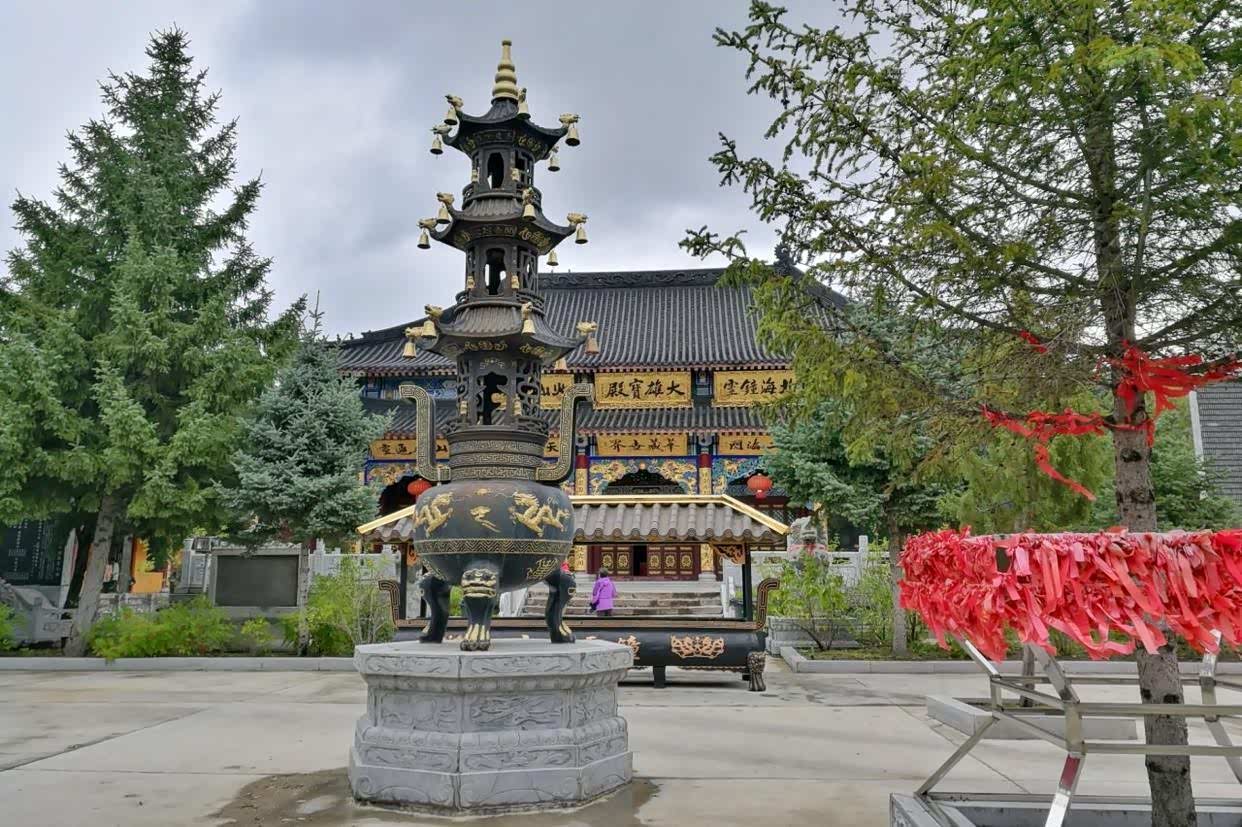 药泉山山上有个钟灵寺,寺院规模还不小,有时间还是值得去看看的