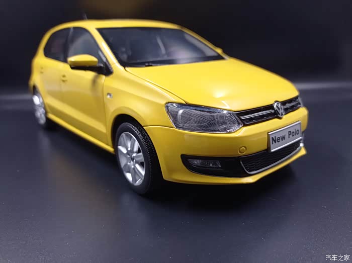 黑幕下的一抹黄色大众polo