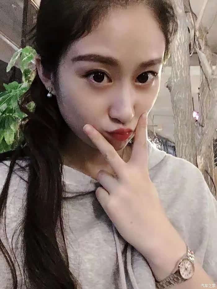 美女小姐姐当车模,拍完照片不让发