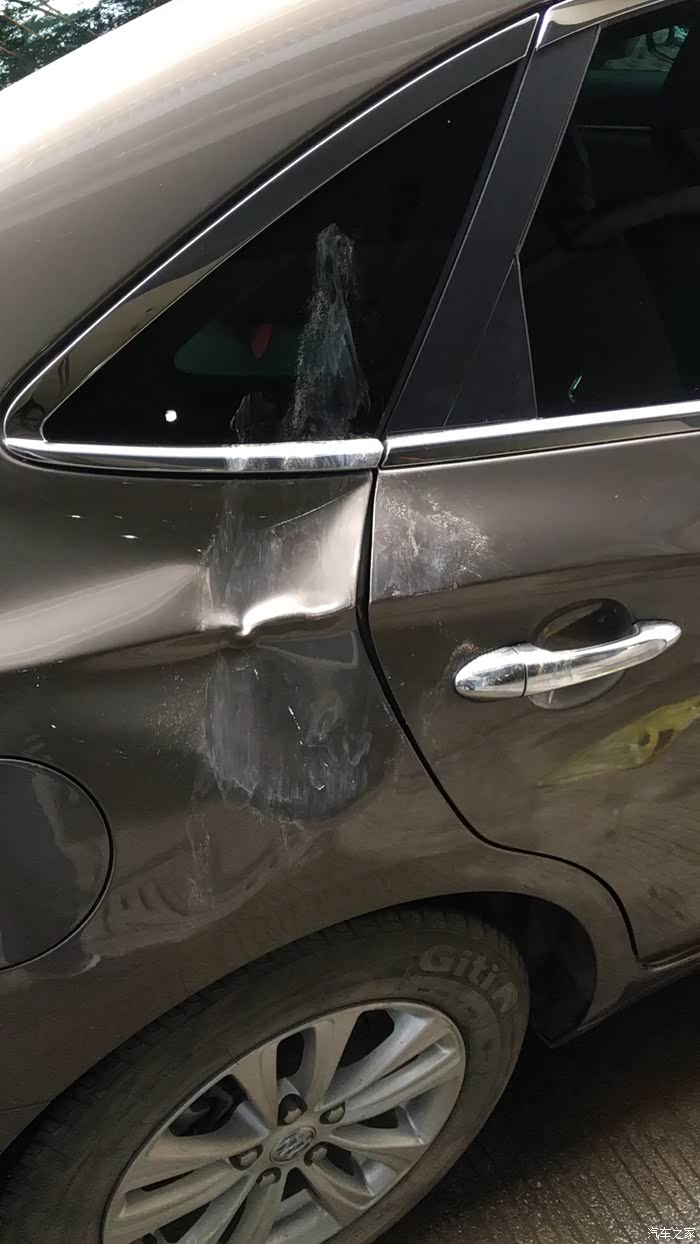 车被砸到了想问一下这个修复要多少钱?