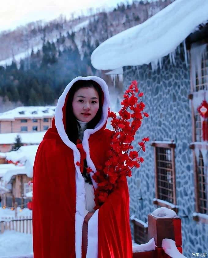 遇一美女,看她服装很应景,征得同意拍了一张