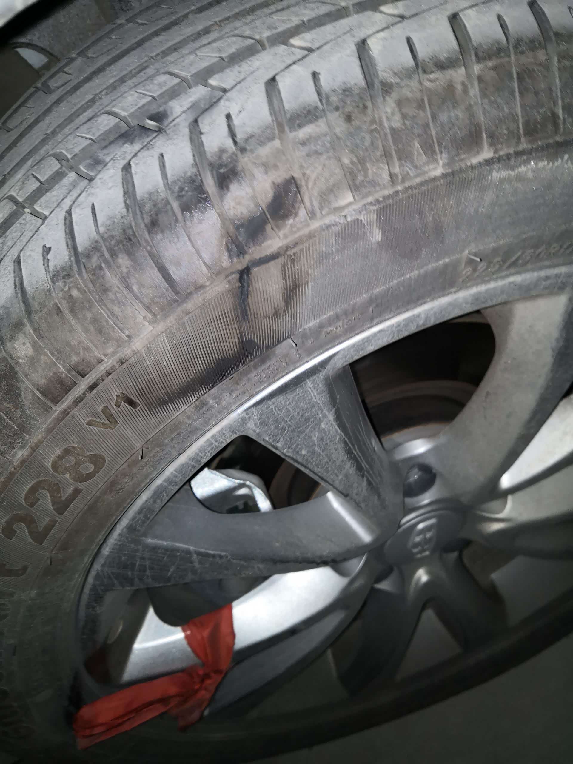 轮胎胎壁这样了还能开一会嘛