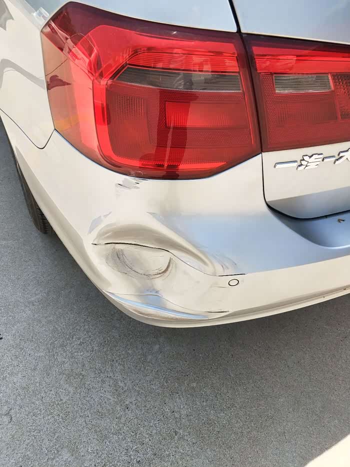 【图】求教各位大神们,我这车后保险杠被撞了,_捷达论坛_汽车之家论坛