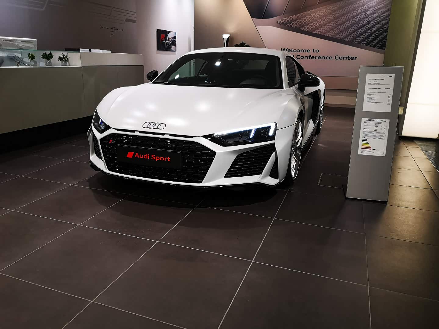 白色的奥迪r8,看起来干干净净的感觉.