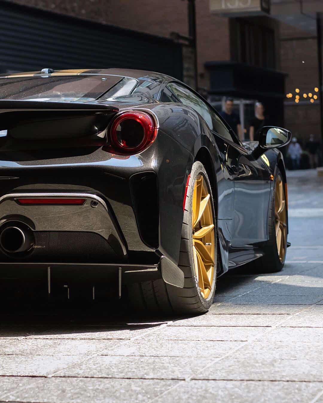 金色轮毂,黑色车漆颜色,搭上那拉花,谁不爱?