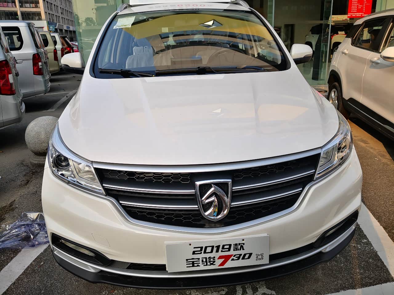 白色的宝骏730整体还是比较大气的