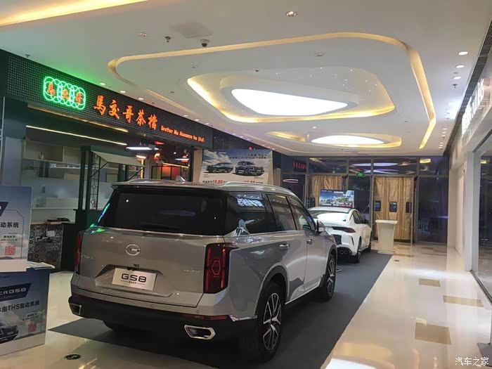 商场偶遇传祺摆展