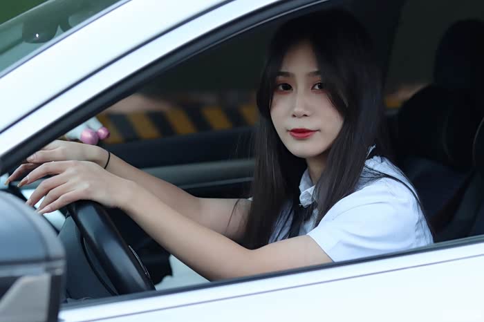 素颜美女做车模缤越赞不绝口的综合实力证明我的选择没有错