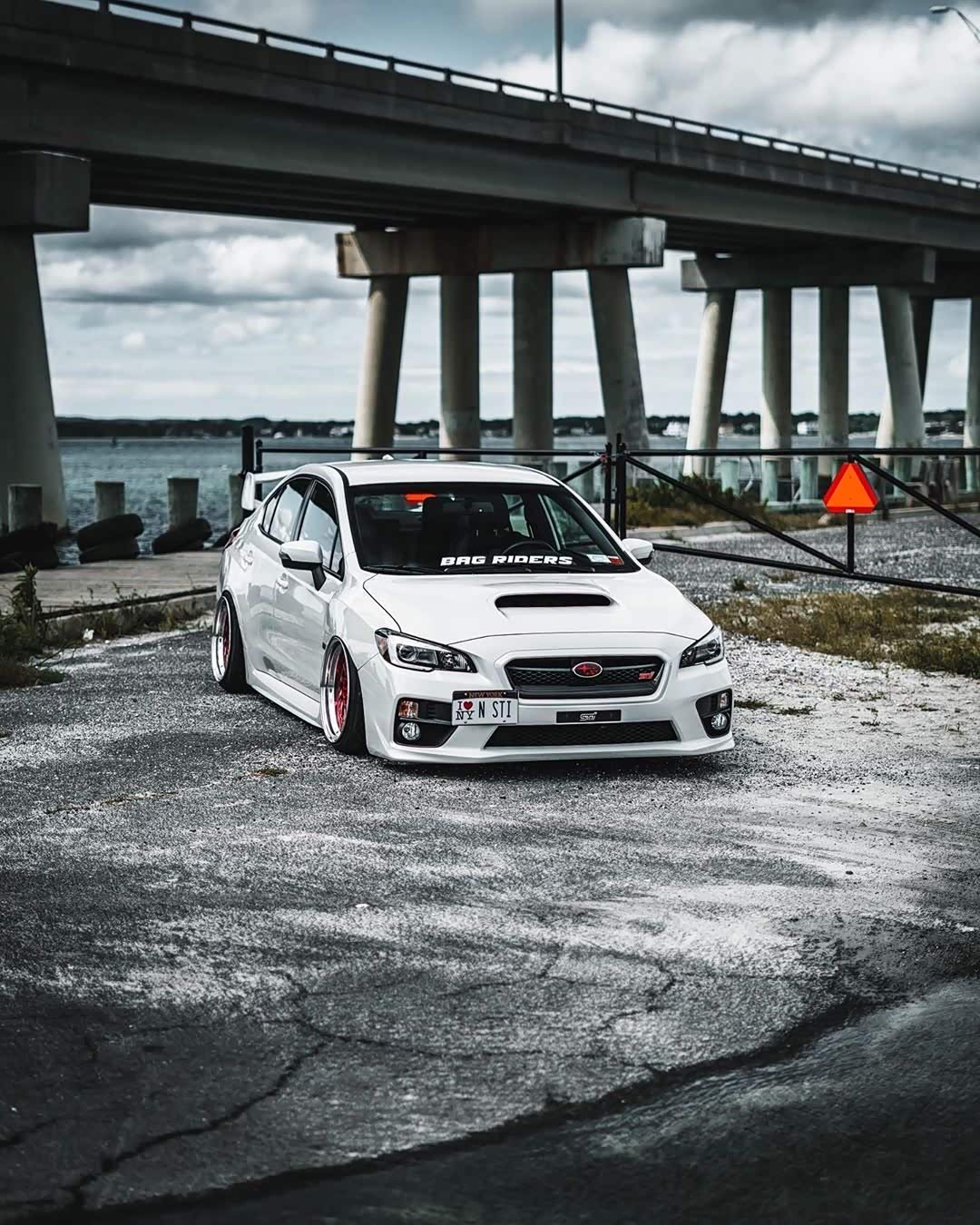 斯巴鲁翼豹sti 11代改装,白色
