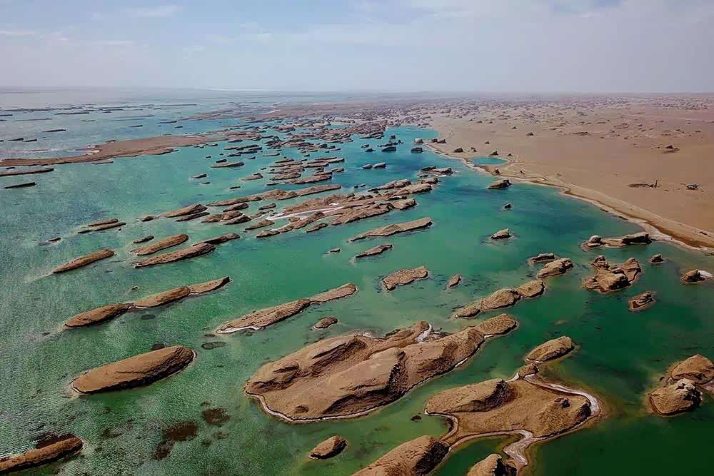青海·水上雅丹,这里的水是湛蓝色的,与大海无差别