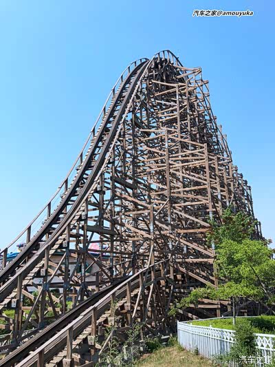 时光之旅国内首台穿梭隧道山木质过山车全1200米每辆车可乘坐24人