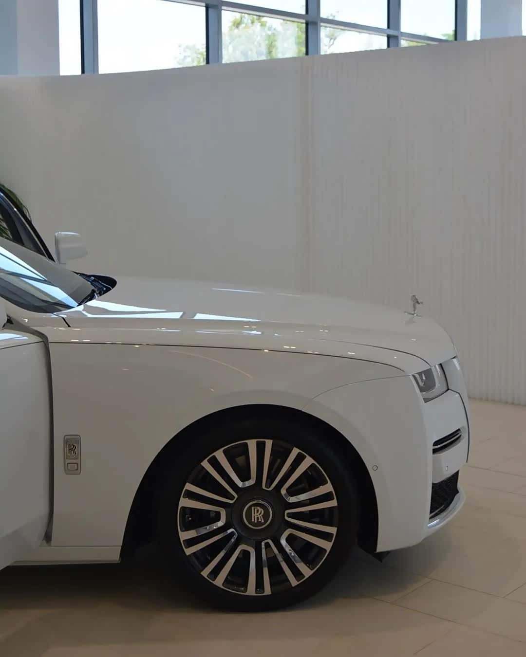 古思特实车白色的外观造型带来非常奢华大气的风格