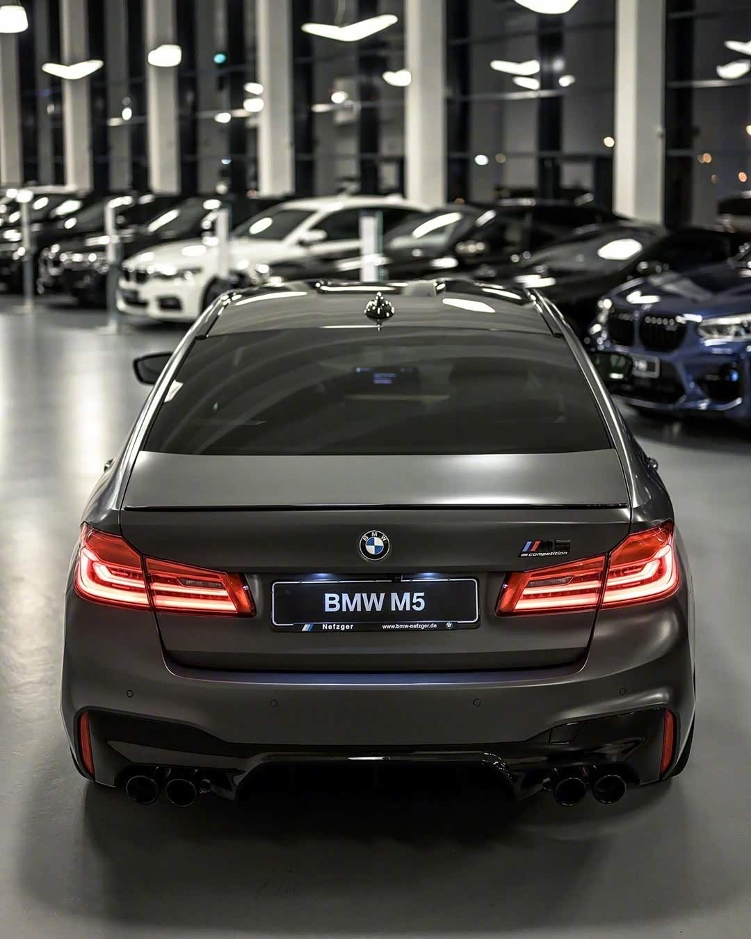 宝马m5经过全黑涂装更加凶悍