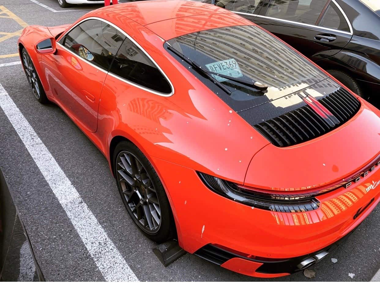 碰到了新鲜出炉的全新保时捷911carrrera,臀太宽了!