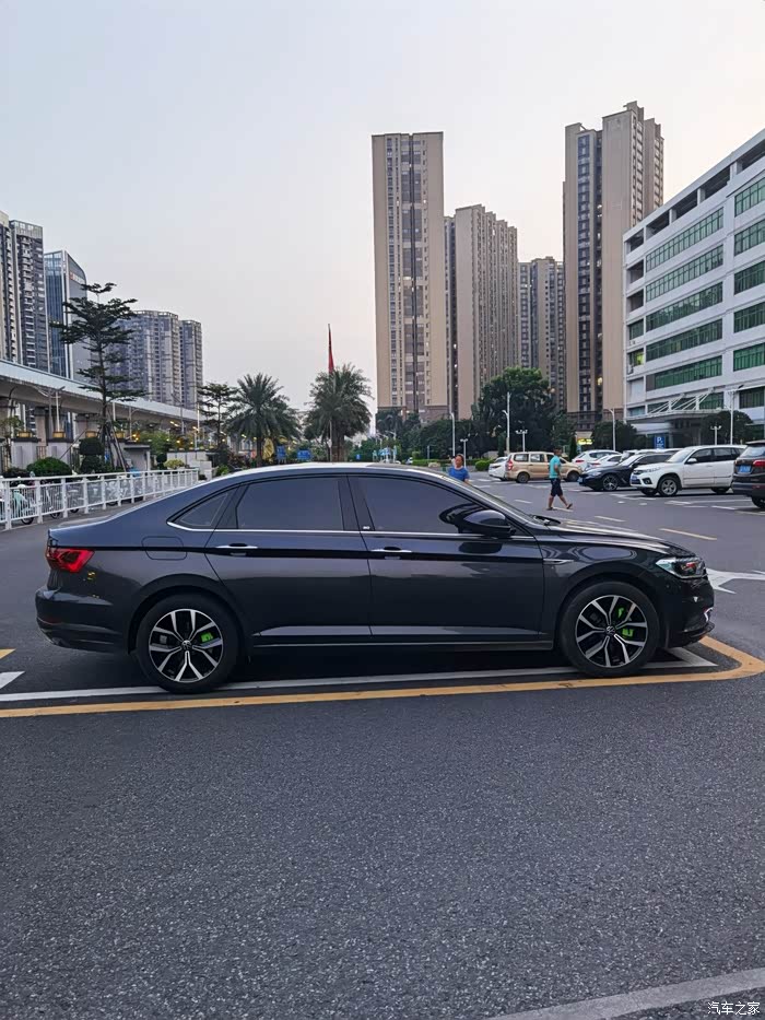 【图】22锰石黑速腾加装尾翼和卡钳罩_速腾论坛_汽车之家论坛