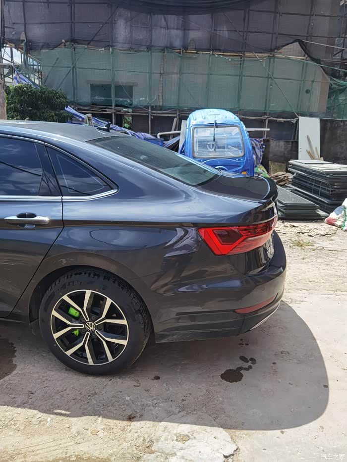 【图】22锰石黑速腾加装尾翼和卡钳罩_速腾论坛_汽车之家论坛