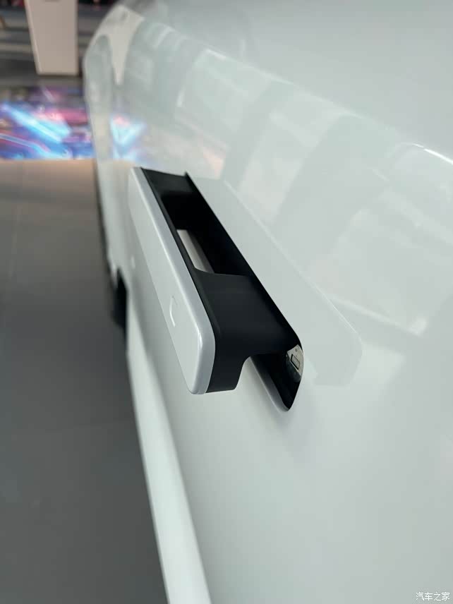 白色unik隐藏式门把手