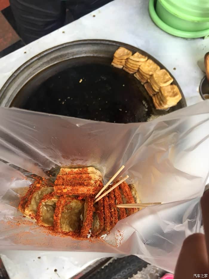 铜仁的烤豆腐,配着辣椒粉特别香