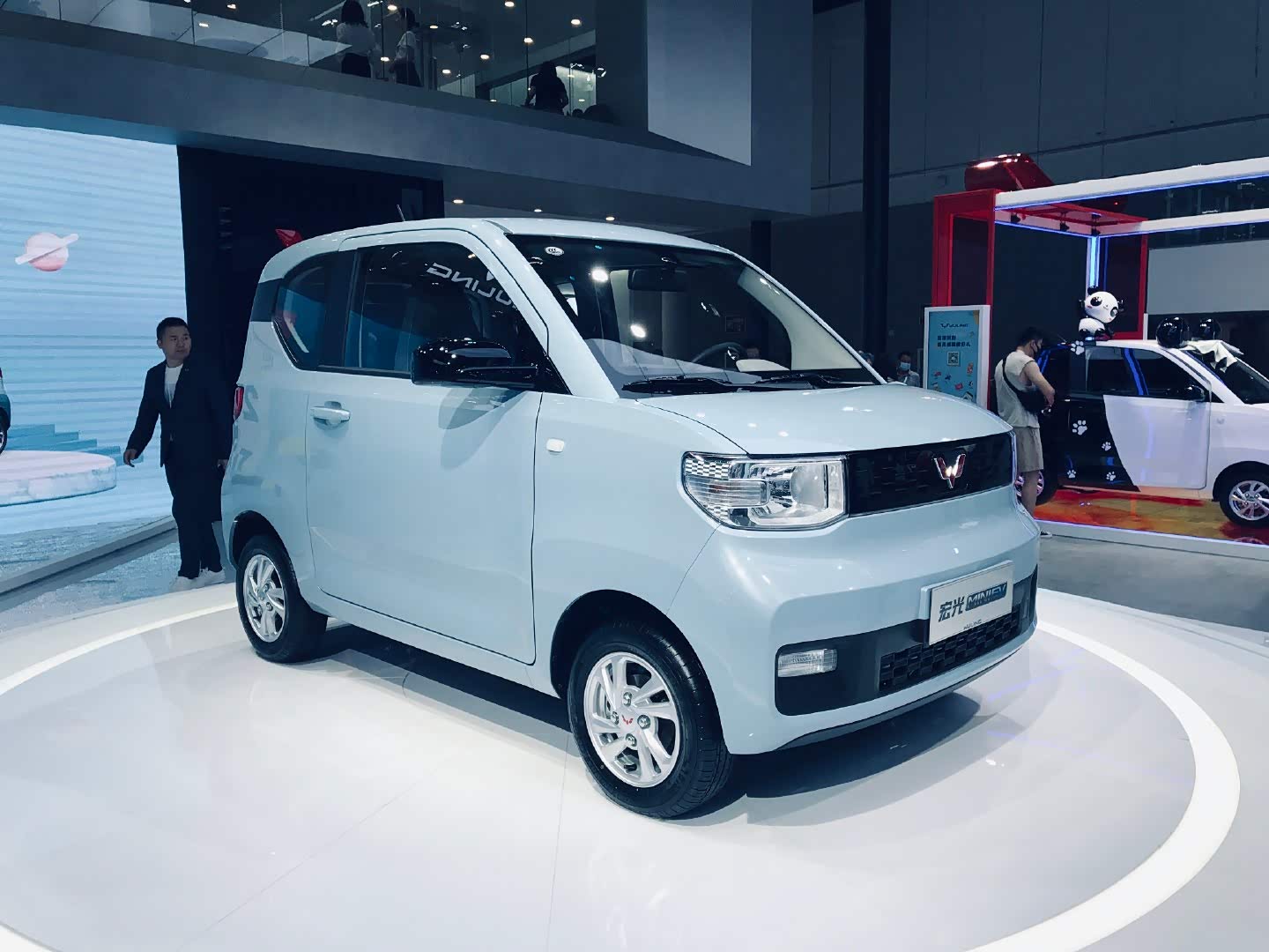 成都车展的五菱宏光mini ev,看着萌萌哒!