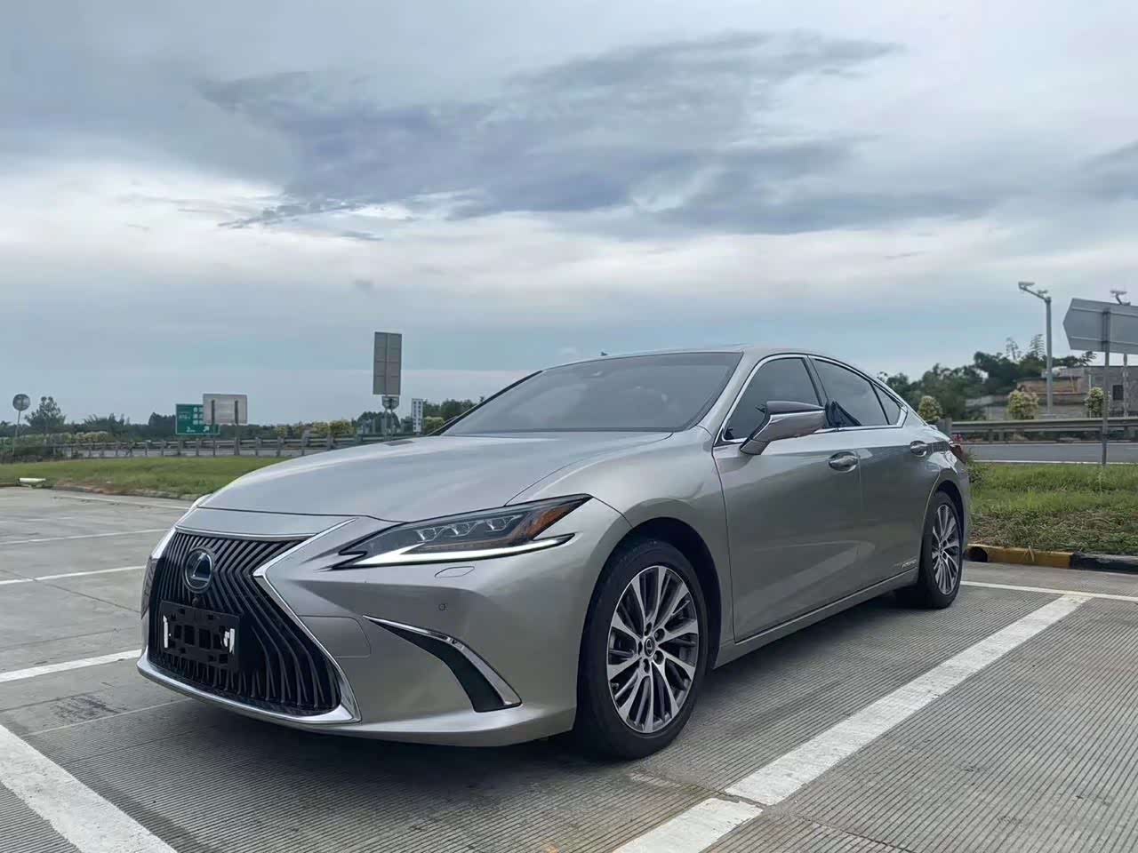 雷克萨斯es300h外观设计气势磅礴让你见了就会爱上它