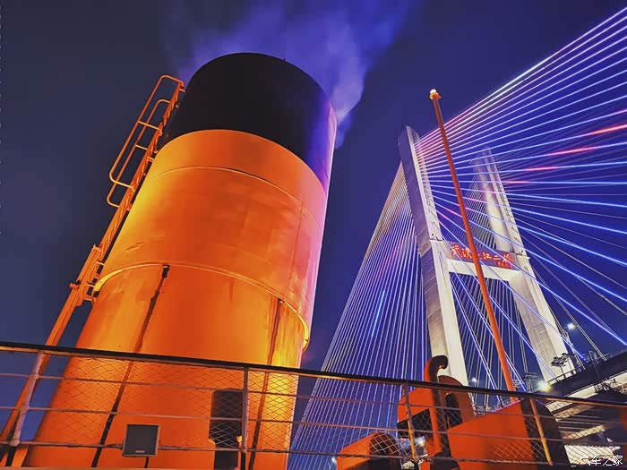 在武汉二桥一比,这个船的烟囱真的很雄壮.