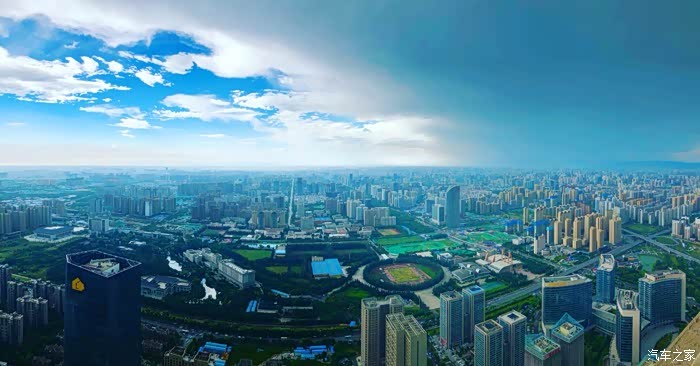 27 09:03:54 |来自 汽车之家iphone版 雷雨过后的锦业路 国瑞楼顶拍摄