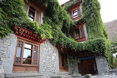 只有间客房松赞奔子栏山居酒店就藏匿在这样宁静村落中绿植爬满墙壁与