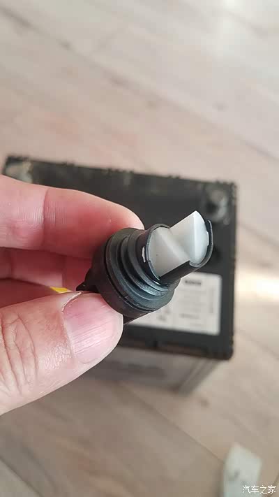 电瓶盖子设计不错,所谓的免维护电瓶,呵呵呵 富液式电瓶缺液是不行的!