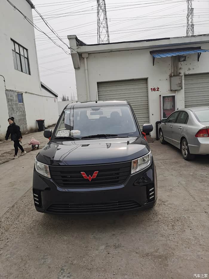 全国第一台5坐五菱宏光普拉斯装108大屏