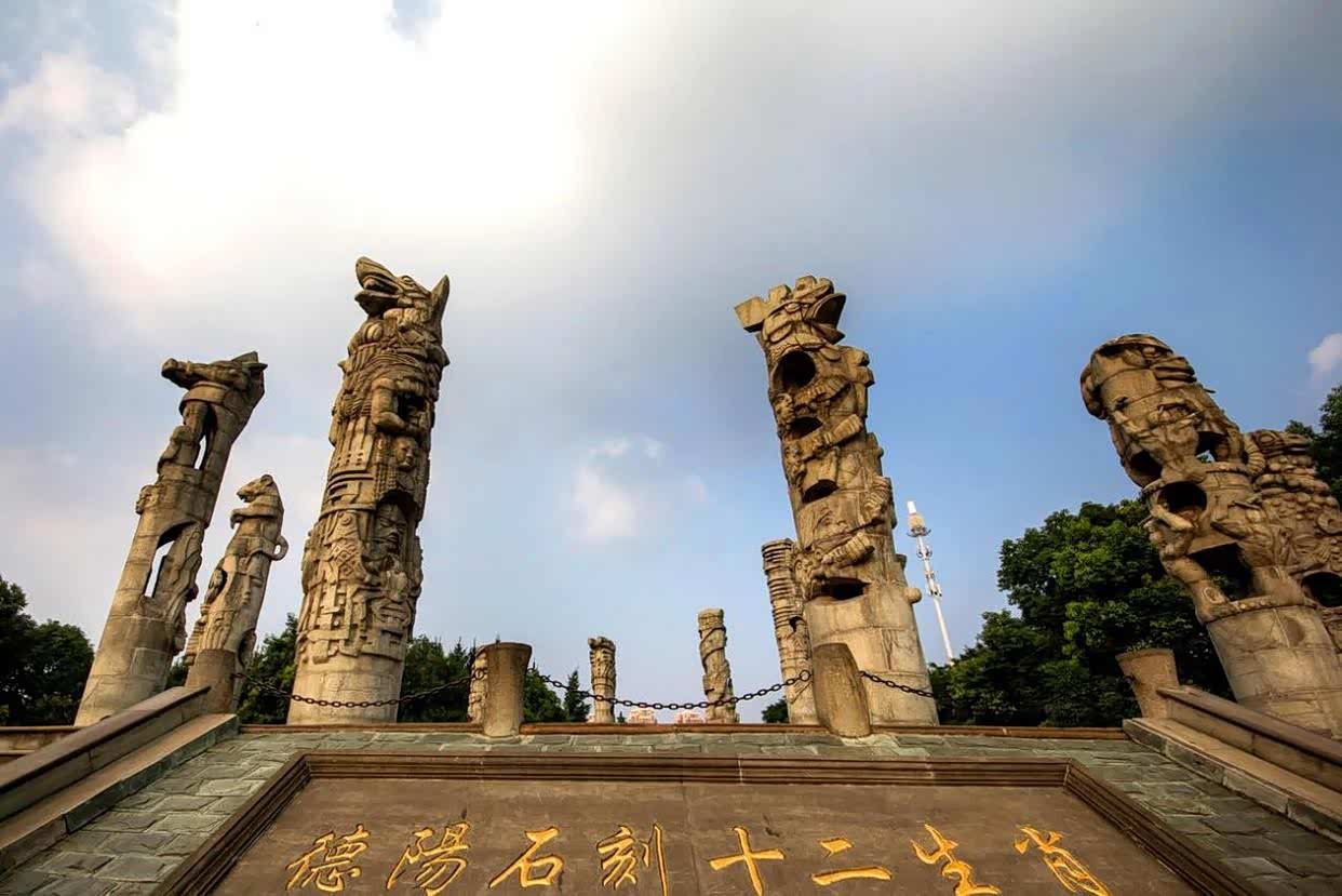 德阳石刻公园被称呼为德阳版吴哥窟公园