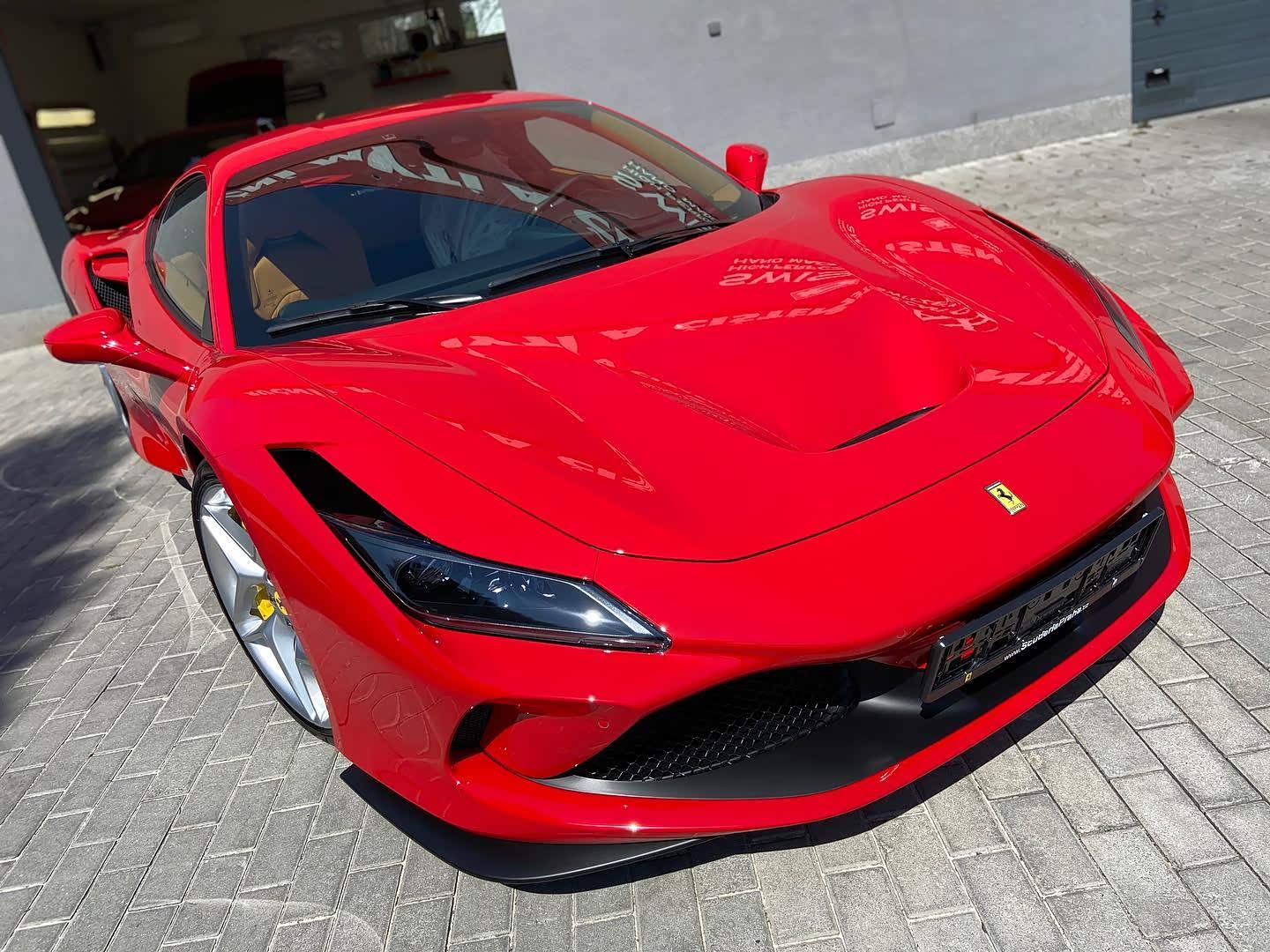红色的法拉利f8最为妖艳.