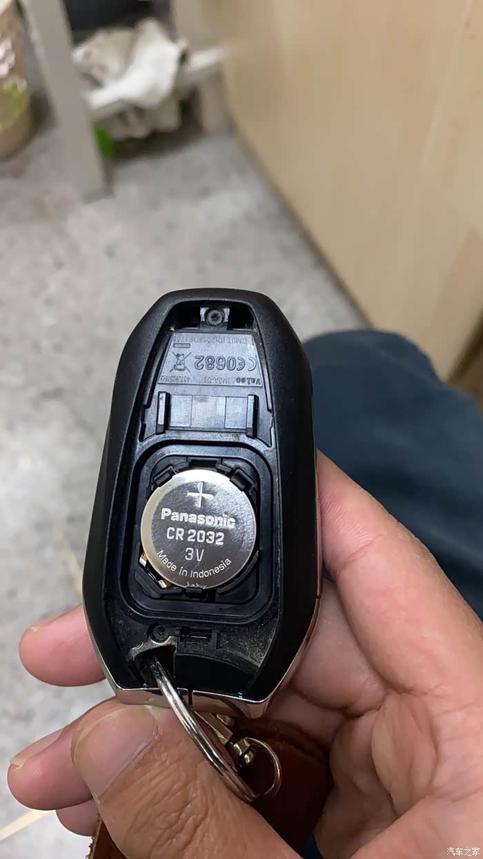 请问ds7车钥匙换电池怎么弄哇