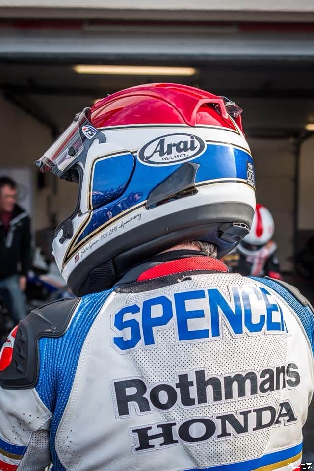 新手入个arai的盔,先养成戴盔的好习惯吧