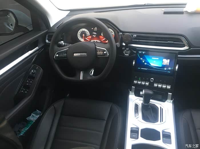 车内中控按钮没有那么多,整体显的比较简单简洁 但是不失科技感,多