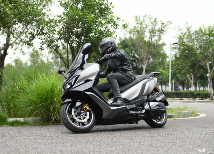 中型踏板赛科龙rt3焕新升级:虎啸前脸,17升大油箱_摩托车论坛_汽车之