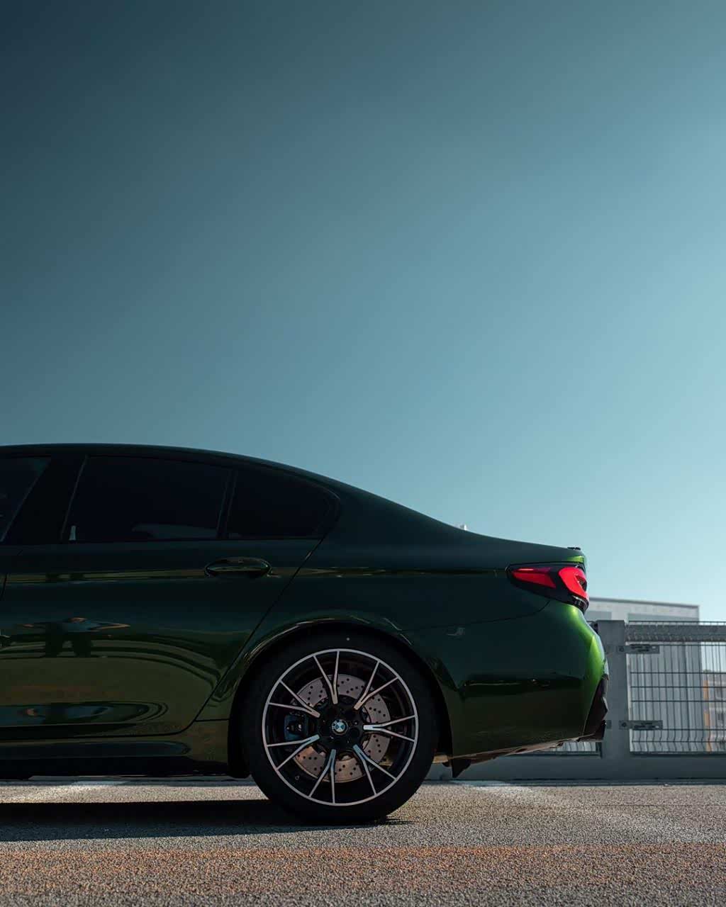 新款宝马m5雷霆版实车,绿色的外观涂装非常经典又帅气!